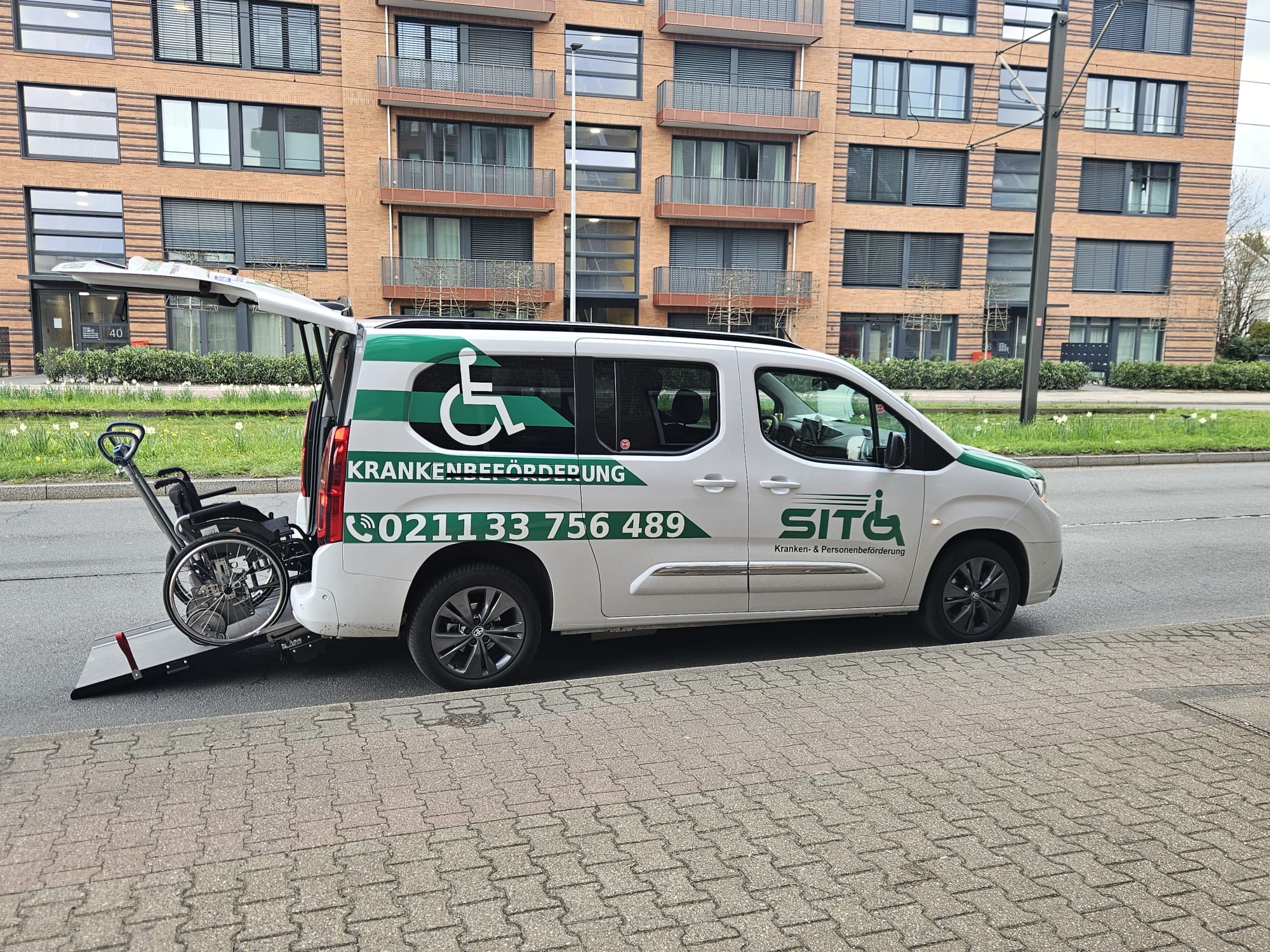 SITO Krankenbeförderungs-Fahrzeug mit Rollstuhlrampe in Düsseldorf
